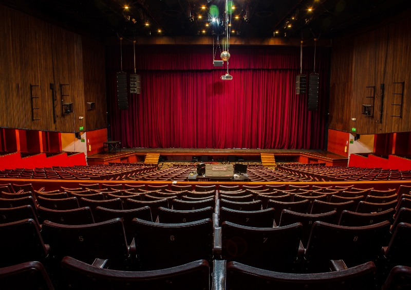 Teatro con telón rojo