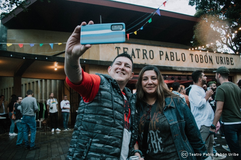 Pareja posando para una selfie fuera del Teatro Pablo Tobón Uribe