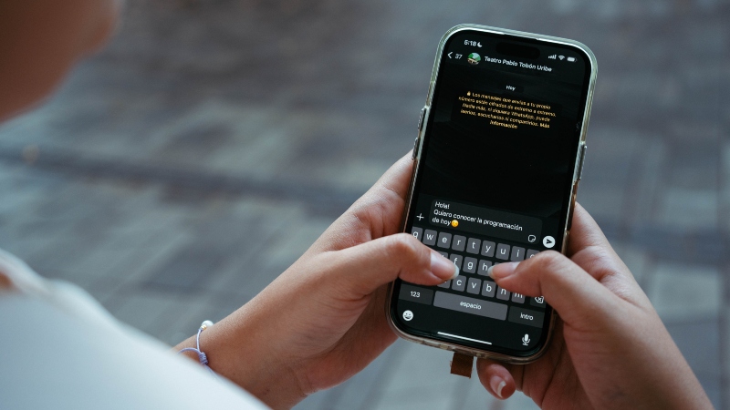 Persona escribiendo un mensaje al Whatsapp del Teatro