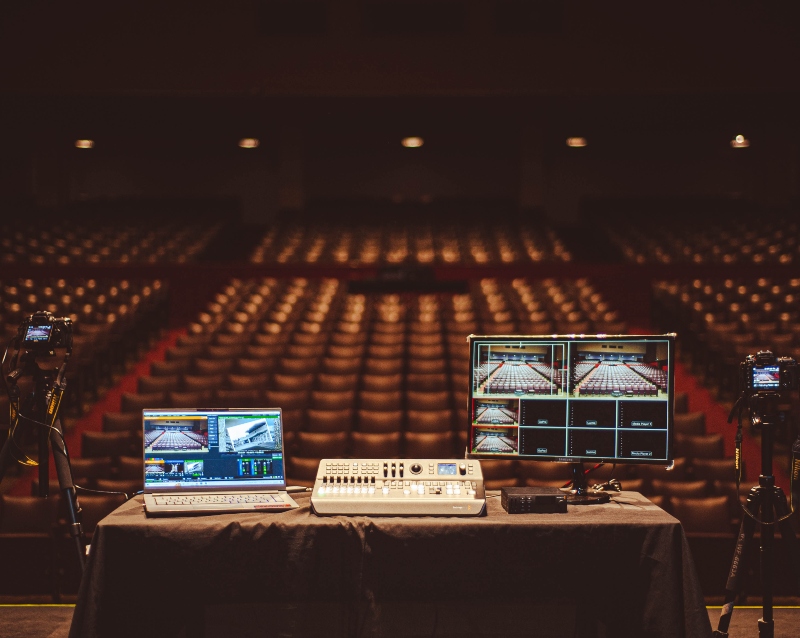 Computador, pantalla y consola de mandos