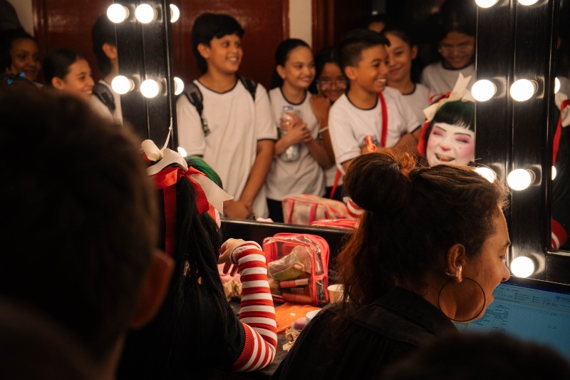 Reflejo de niños riendo en un espejo