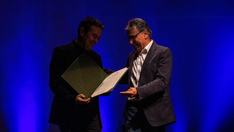 Hombre recibiendo un reconocimiento